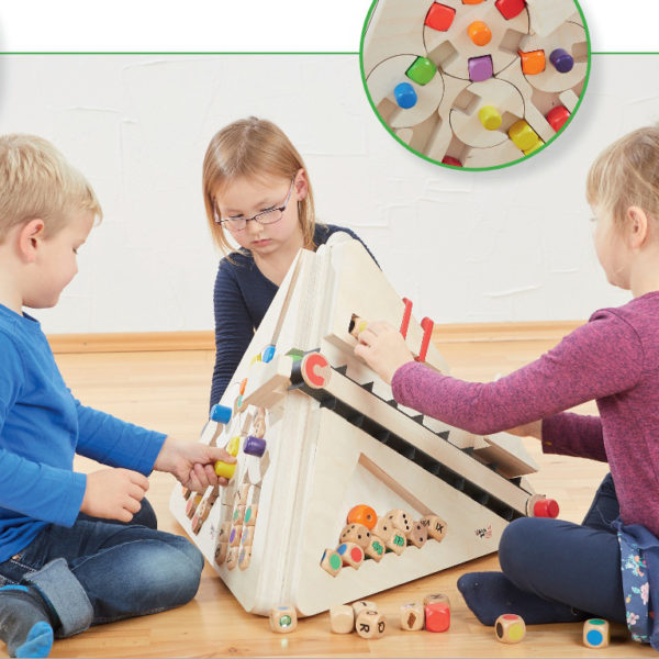 Würfelmaschine von olifu Spielen mit Würfeln