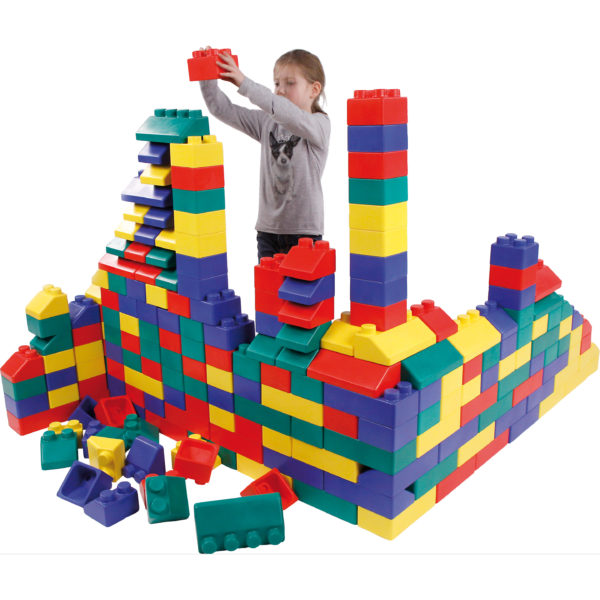 Kind im Kindergartenalter baut mit den stabilen und leichten Softbausteinen ohne große Kraftanstrengung eine riesige Burg um sich
