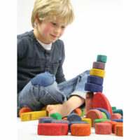 Kind spielt mit Bausteinen aus buntem Kork von KORXX