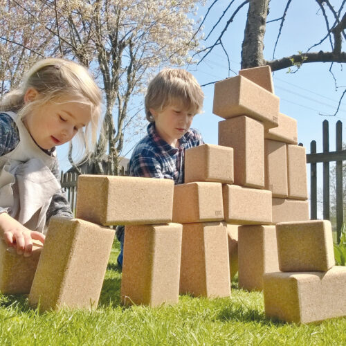 Kinder bauen mit Bausteinen aus Kork von KORXX