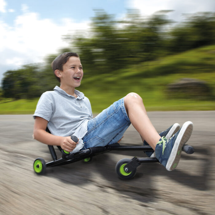 Bub fährt auf bikez Racer