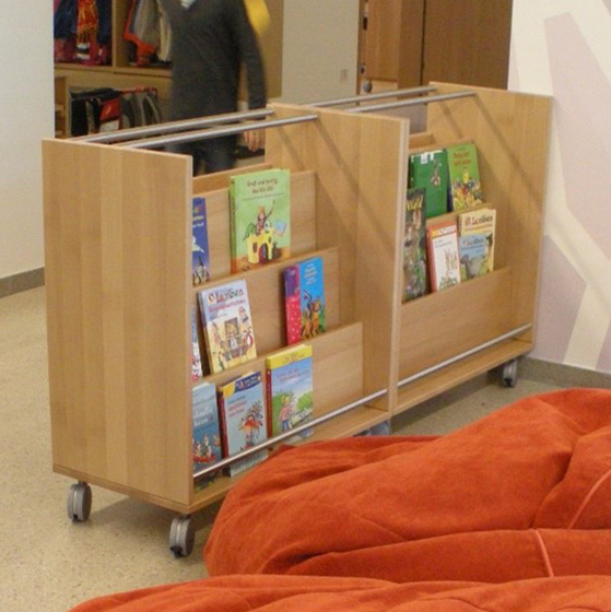 Bilderbuchwagen für die Leseecke in gruppenräumen im Kindergarten