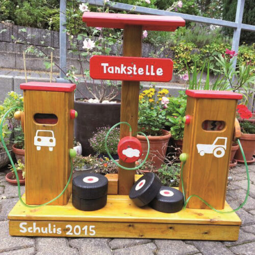 Tankstelle aus Holz für Spielen draußen