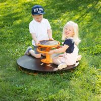 Bub dreht das Toptrike Karussell