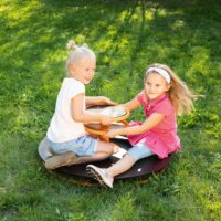 Kinder drehen das Toptrike Karussell