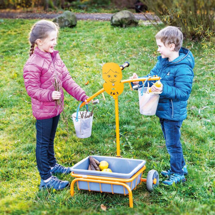 Kinder wiegen Naturmaterialien mit der Toptrike Waage