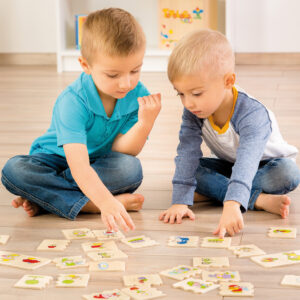KInder spielen mit Cognito Zusammenhänge Lernspiel