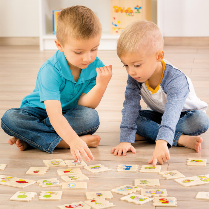 KInder spielen mit Cognito Zusammenhänge Lernspiel