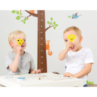 Kinder spielen das Tischspiel Tempo Toni