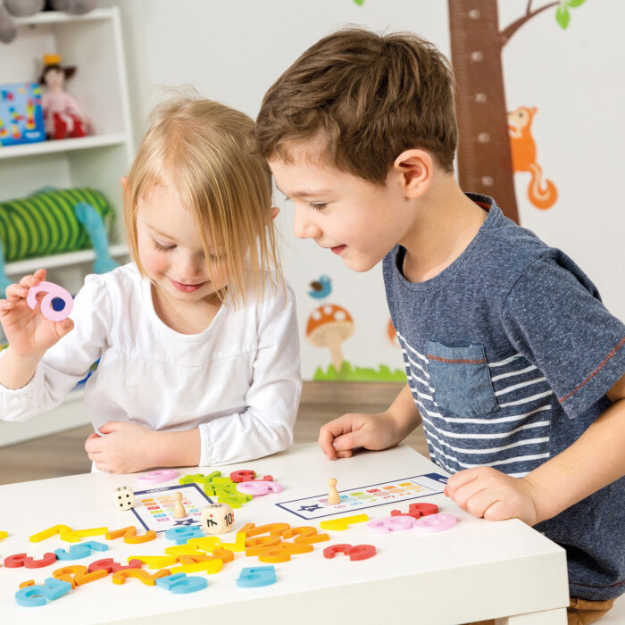 Kinder spielen Tischspiel Fang die Zahl