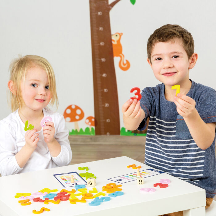 Kinder spielen Tischspiel Fang die Zahl