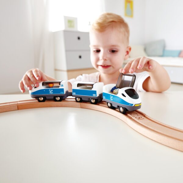 Kind spielt mit Intercity Zug