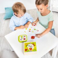 Kinder spielen Tischspiel Mias Garten