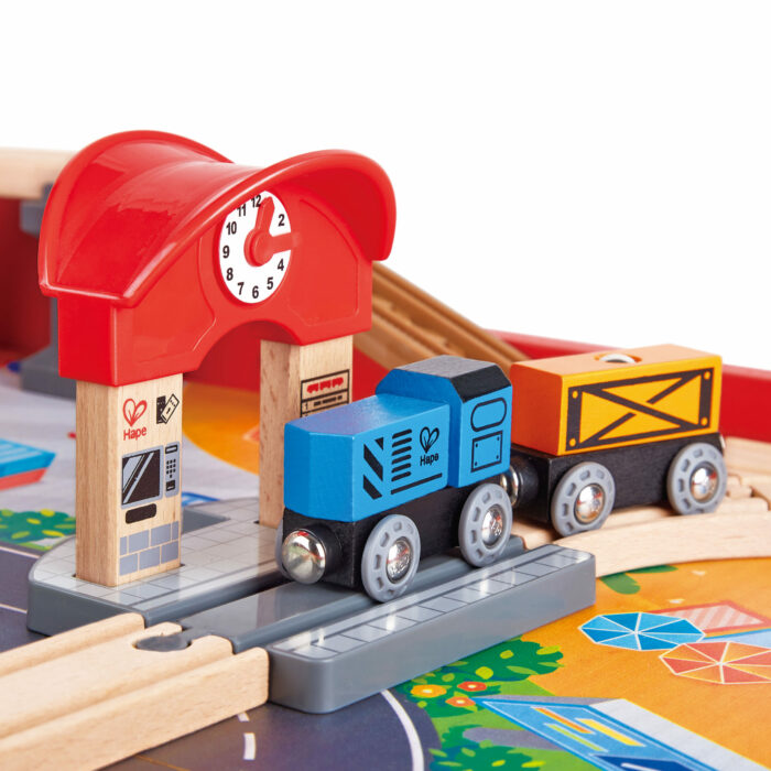 Aufklappbarer Eisenbahntisch für Kinder