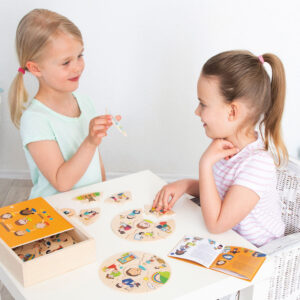 Kinder spielen mit Lernpuzzle Humanico Emotionen