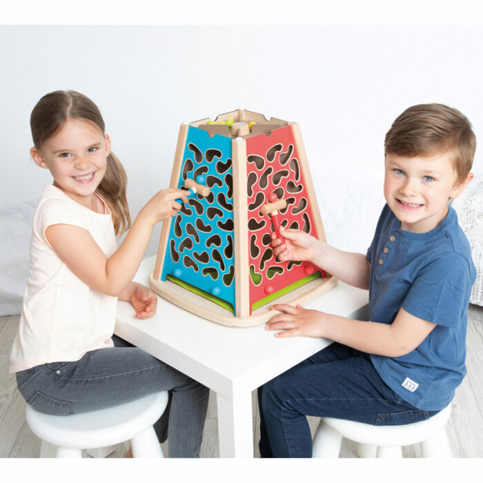 Kinder spielen mit Climb Motorikspiel