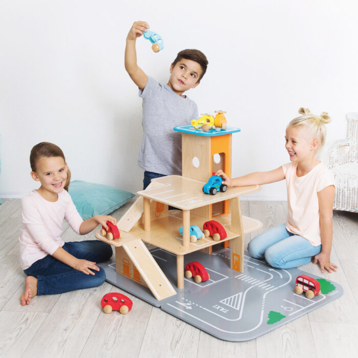 Kinder spielen mit XXL City Parkhaus