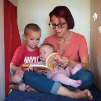 Pädagogin mit Kindern im Spielhaus