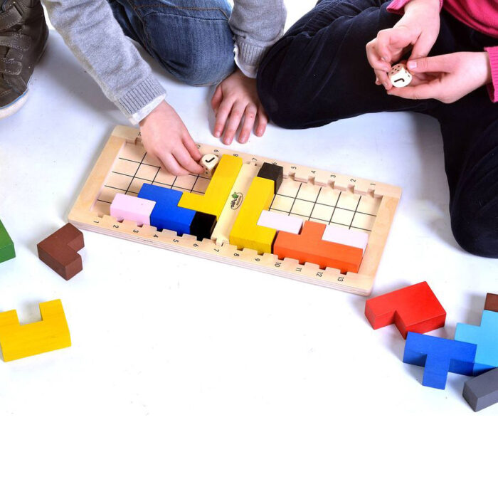 Kinder spielen mit Quadrata Tischspiel von olifu