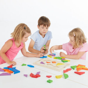 Kinder spielen mit Lernspiel Tangala Konzept