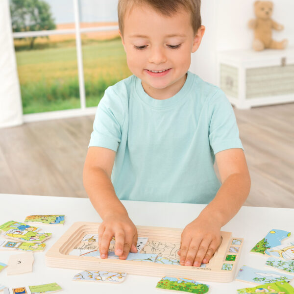 Kind spielt mit Lagenpuzzle 4 JAHRESZEITEN