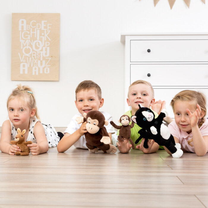 Kinder spielen mit Mutter Kind Handpuppen Tiere