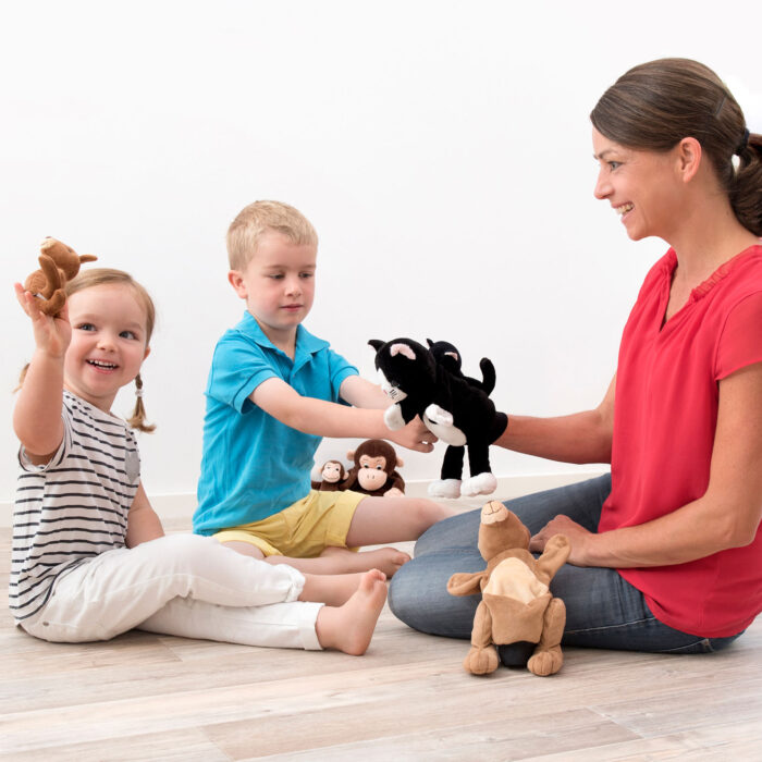 Kinder spielen mit Mutter Kind Handpuppen Tiere