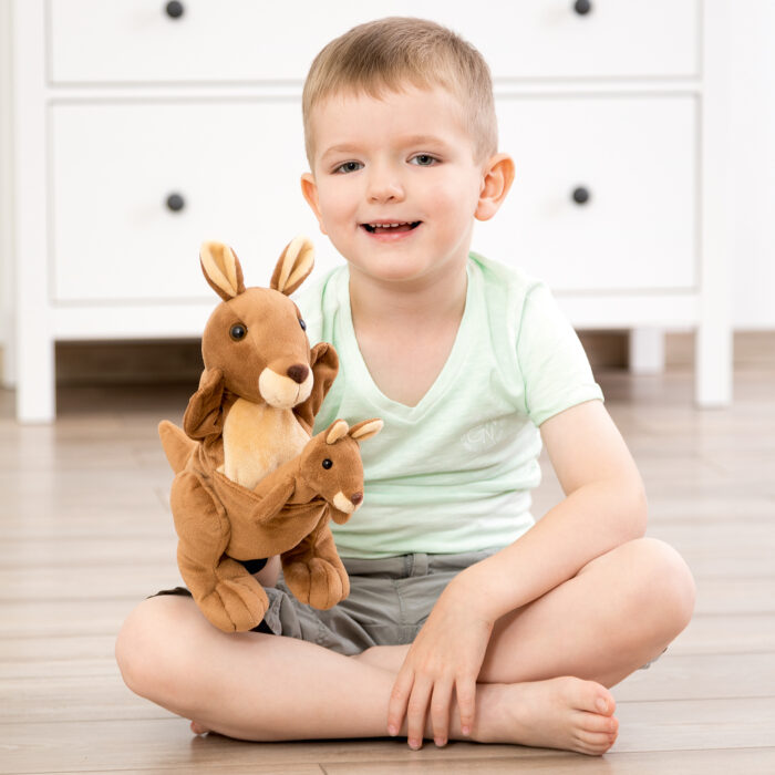 Kind spielt mit Mutter Kind Handpuppe Känguru