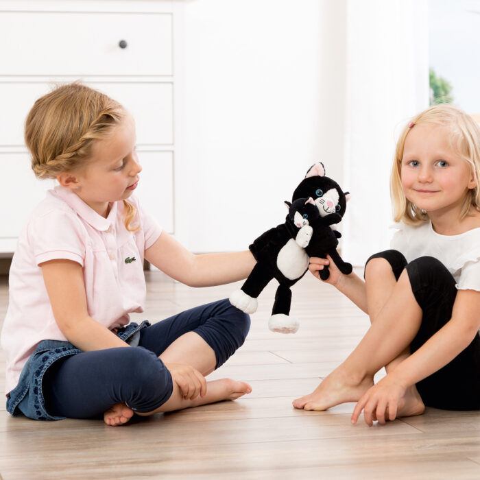 Kind spielt mit Mutter Kind Handpuppe Katze