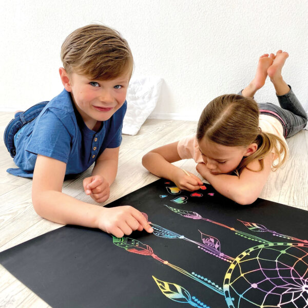Kinder zeigen auf DIY Kratz Poster