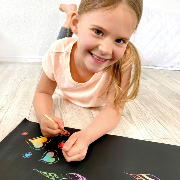 Kind zeichnet auf DIY Kratz Poster