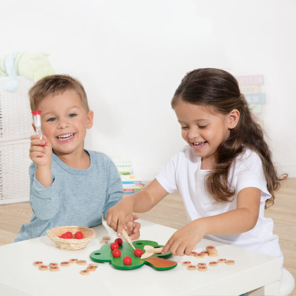 Zwei Kinder spielen das Geschicklichkeitsspiel Pomela