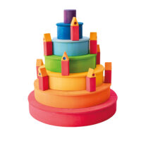 Torte aus Regenbogenplatten und kleinem Regenbogen