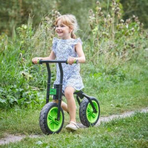 Kind fährt mit olifu bikez Laufrad groß