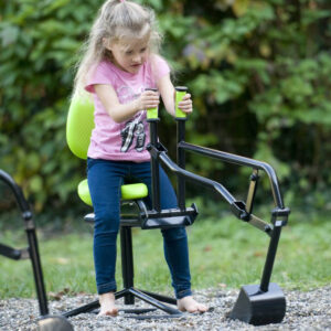 Kind sitzt auf Sandbagger