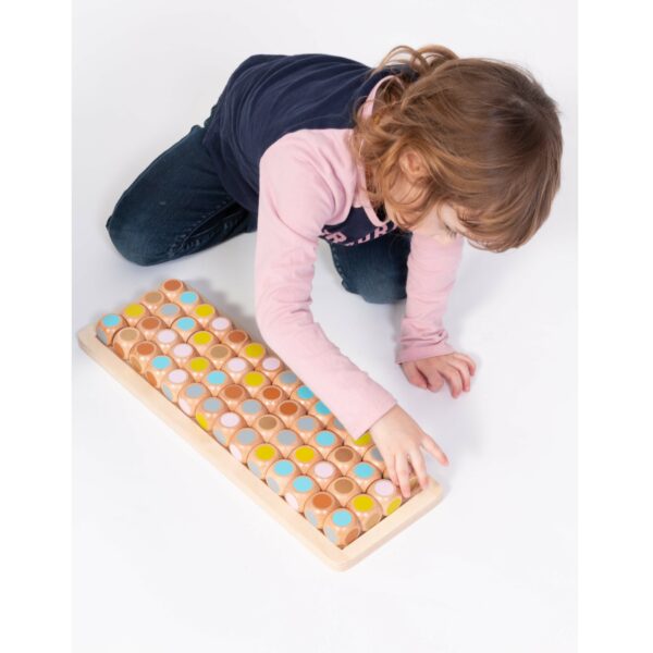 Kind spielt mit Farbwürfel 7-12 von Olifu