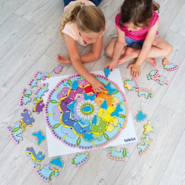 Kinder spielen mit XXL Bodenpuzzle Insekten Mandala
