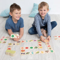 Kinder spielen mit DOMINext Obst und Gemüse