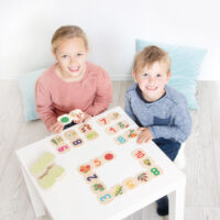 Kinder spielen mit DOMINext Obst und Gemüse