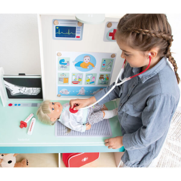 Kind spielt mit Doktor- Station Rollenspiel für Kinder