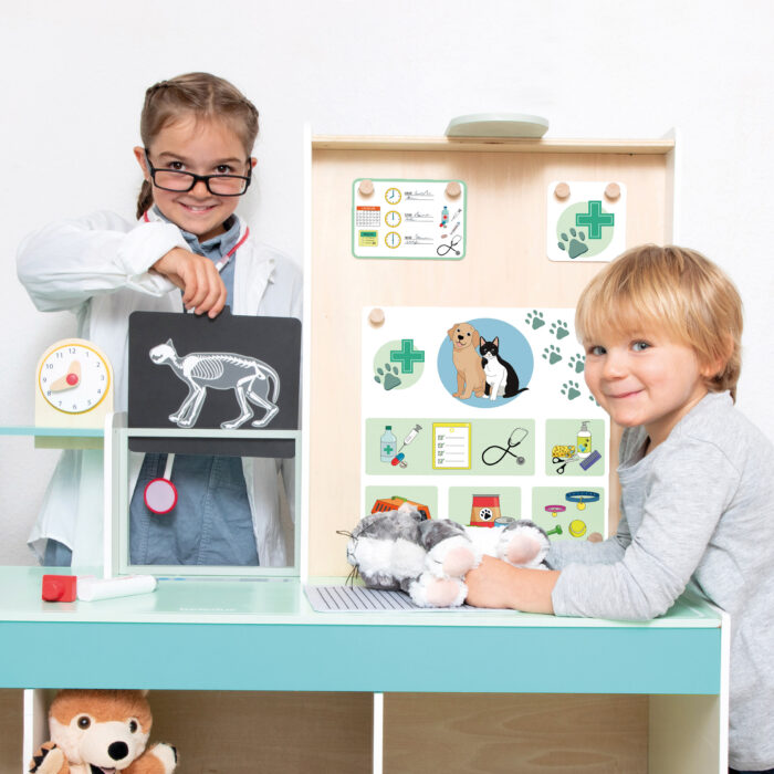 Kinder spielen mit Doktor- Station Rollenspiel für Kinder