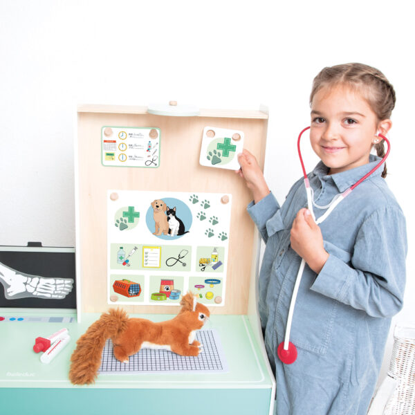 Kind spielt mit Doktor- Station Rollenspiel für Kinder