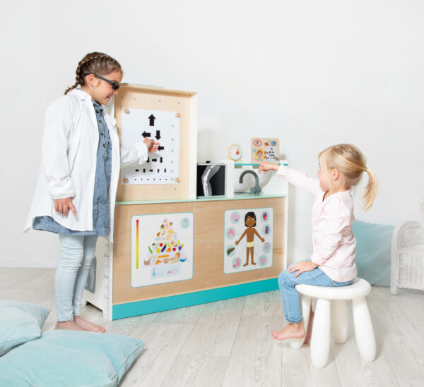 Kinder spielen mit Doktor Station