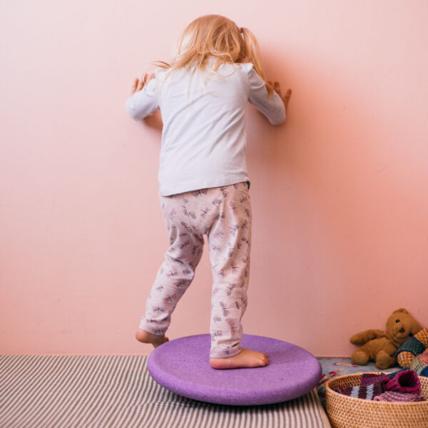Kind balanciert auf Stapelstein Kreiselstein