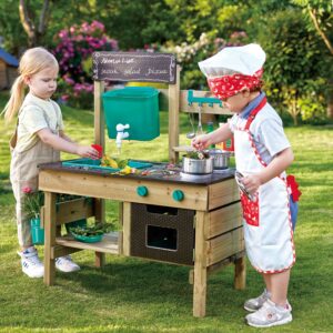 Kinder spielen mit Outdoor Kinderküche