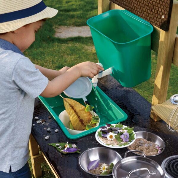 Kind spielt mit Outdoor Kinderküche