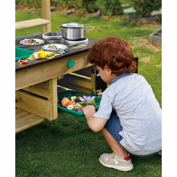 Kind spielt mit Outdoor Kinderküche