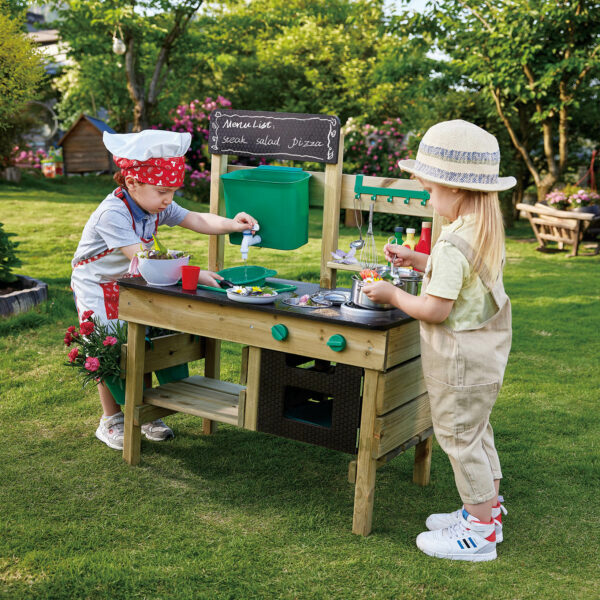 Kinder spielen mit Outdoor Kinderküche
