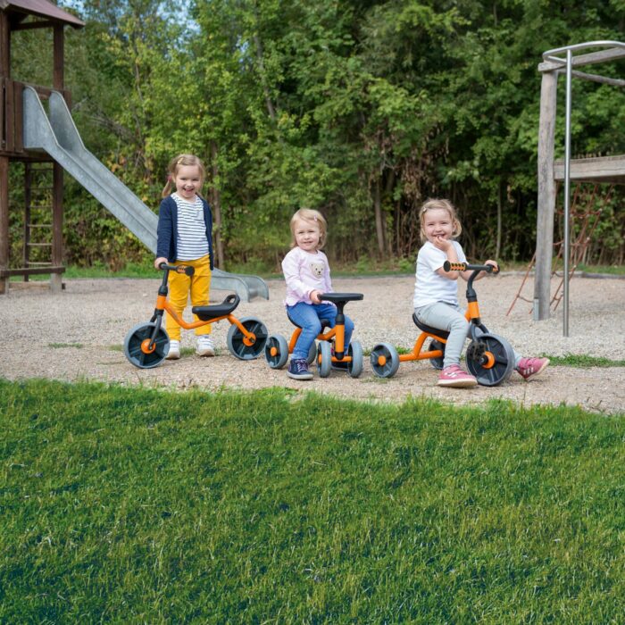 Kinder fahren mit Rutschrad LITTLE DRIVER