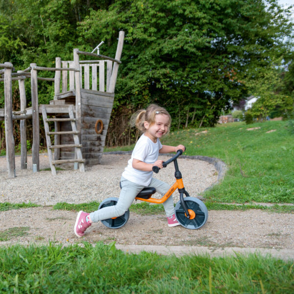Kind fährt auf Laufrad Little Balancer